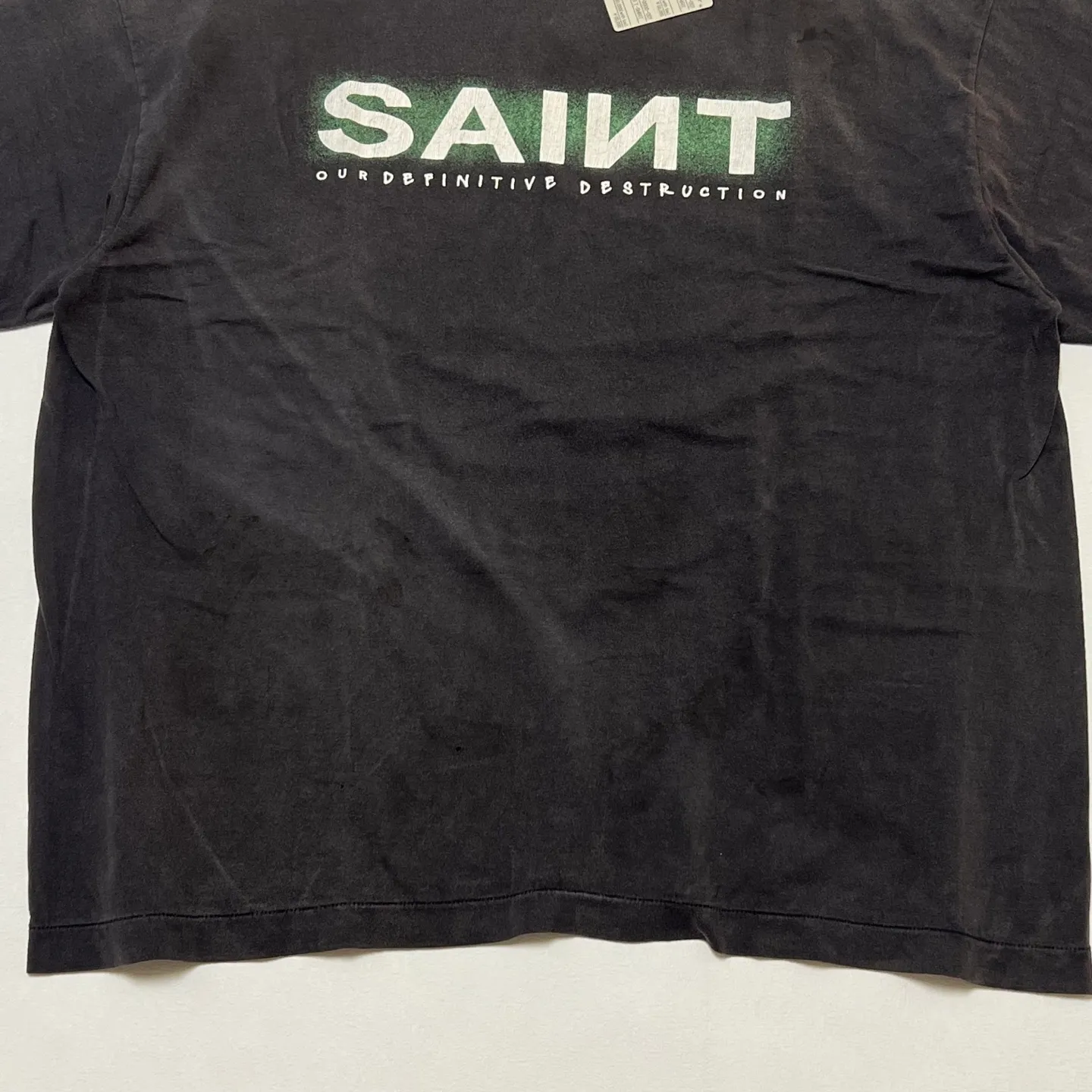 SAINT MXXXXXX SAINT SS TEE/BLK Green SAINT BOX LOGO short sleeves Washed black S-XL Look for cylindrical fabrics without side seams. Don’t buy open ones anymore. It’s boring. Assute garments are dyed. The whole piece is sprayed with horse-hair spray. Then spray it again to fade. The collar and cuffs are frayed. Many places are damaged. Authentic grade printing is restored. Accessories are complete. With little angel anti-counterfeiting label.